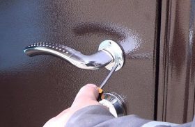 Замена дверной ручки металлической двери в Балаково