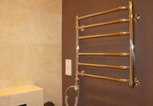 Установка электрического полотенцесушителя в ванной в Балаково