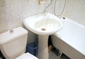 Установка раковины тюльпан в ванной в Балаково
