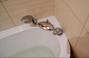 Установка смесителя на ванну в Балаково